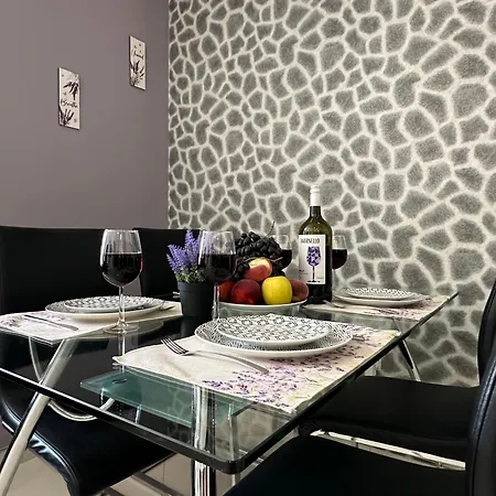 Lavender Apartment *